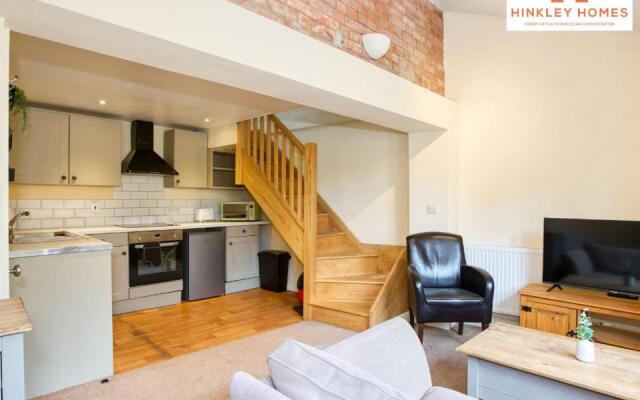 Cosy Contained Riverside 1bed - 2 Floors - Parking