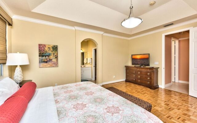 Tuscan Vacation Rental. Stylish 3-Bedroom Getaway Near Vanderbilt Beach Enjoy a Private Pool, Spacious Layout, and Modern Comforts Perfect for Families, Groups, and Pet-Friendly Stays