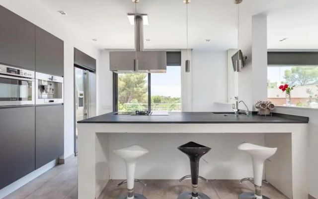 Moderna villa con piscina y amplio jardín