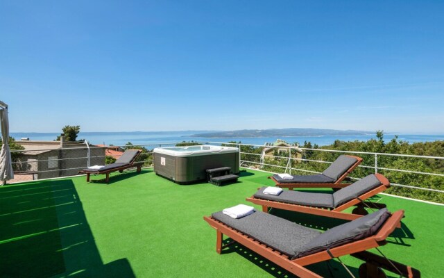 Stunning Home in Bast With 4 Bedrooms, Jacuzzi and Wifi