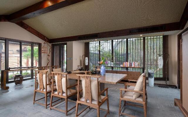 Blossom Hill Yuejingzhuang Hotel