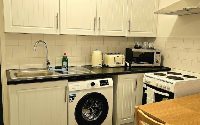 Cosy 1 Bedroom Flat Near Bridgend Town Centre