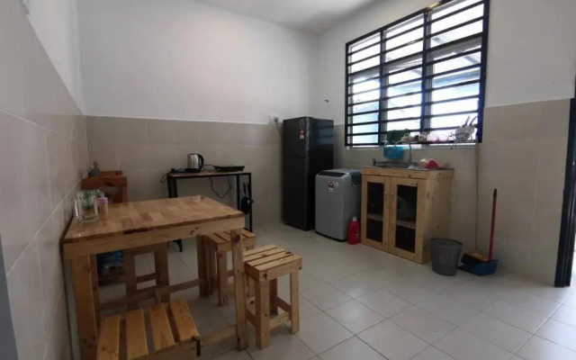 MODERN , SPACIOUS GAMBANG UMP 18 Guest House