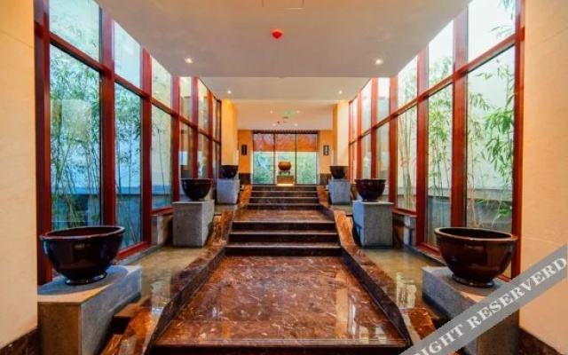 Yihe Funiu Shanju Hot Spring  Hotel