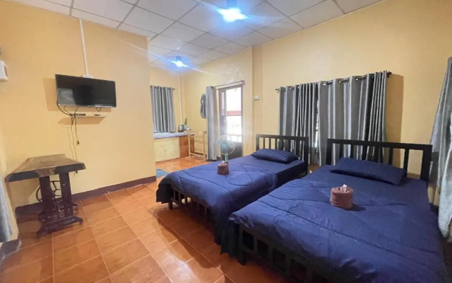 Rain Tree Cafe & Homestay