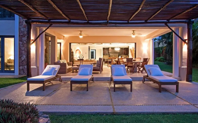 Sunny Vacation Condo 9