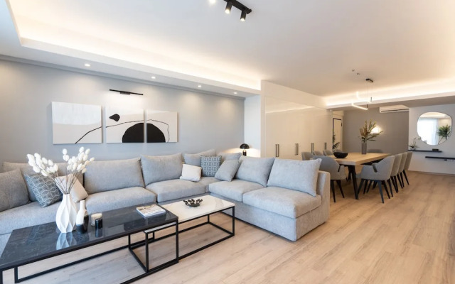 Luxury Apartment near Floisvos Marina