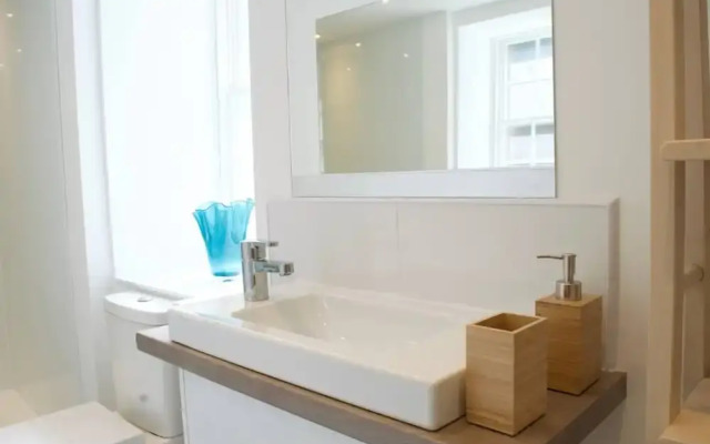 Beautiful 1 Bedroom Apartment On Broughton Street
