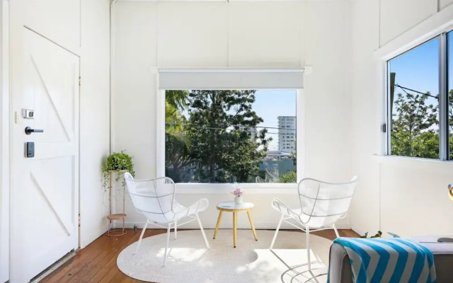 2-bed Beach House in Burleigh Heads Amidst Nature