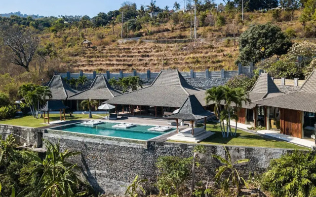 Palatial Wooden Villa, 4br, Lovina