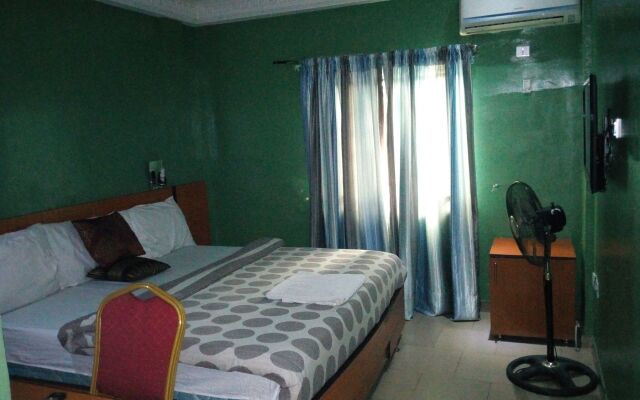 D'Czars Hotel & Suites