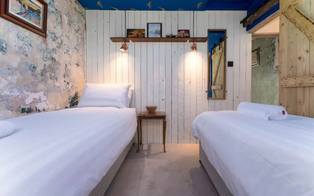 Host Stay The Beams at Frederick Gardens