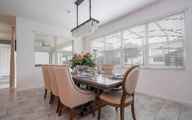 Spacious 6-bedroom Retreat Near Disney Parks