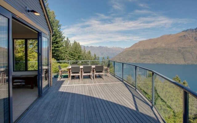 Muna Moke Lake And Mountain Views