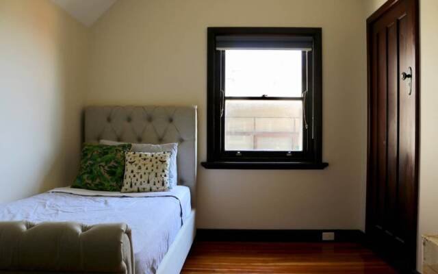 Charming & Cosy Home With City Views