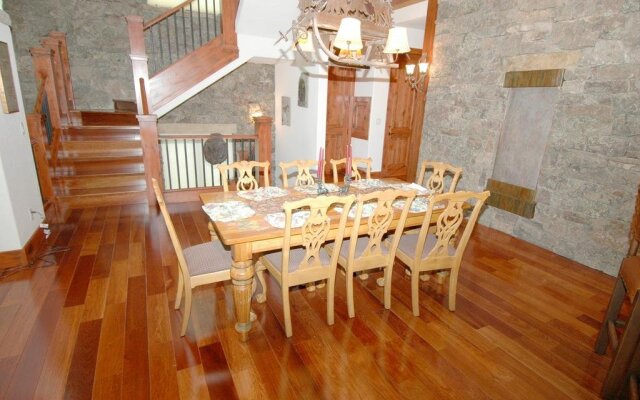 Robason 6 Bedroom Home by RedAwning