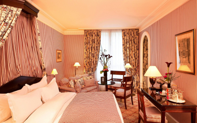 Le Dokhan’s Paris Arc de Triomphe, a Tribute Portfolio Hotel