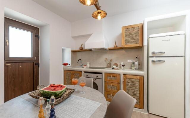 White Luxurious Apartment IΙI