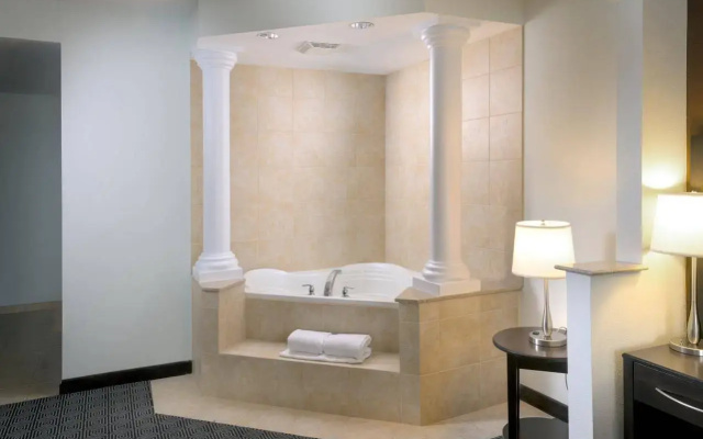 Holiday Inn Express & Suites Warminster - Horsham by IHG