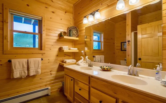 Armstrong Luxury Log Vacation  At Windcliff 4 Bedroom Home by RedAwning