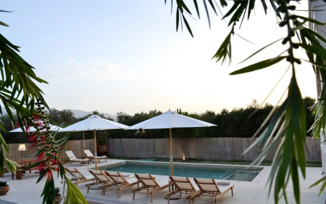 Private Pool Luxurious Villa with Parking & BBQ