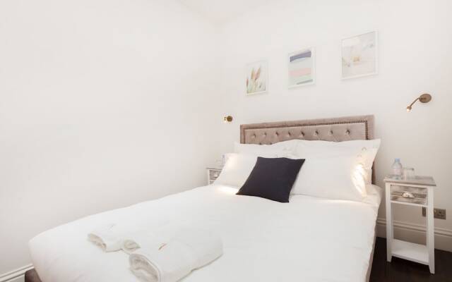2 Bdr Queens Gardens by the Residences