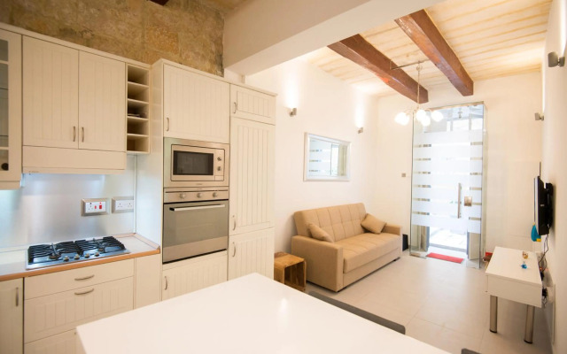 Valletta most central studio apartment 16th-Century building