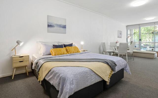 A Cozy & Modern Studio Next to Darling Harbour