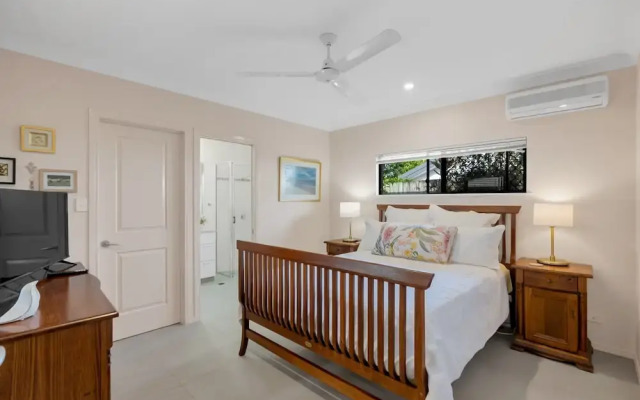 3-bed Family Home With Pool & BBQ by the Beach