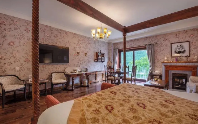 Whispering Pines Lodge