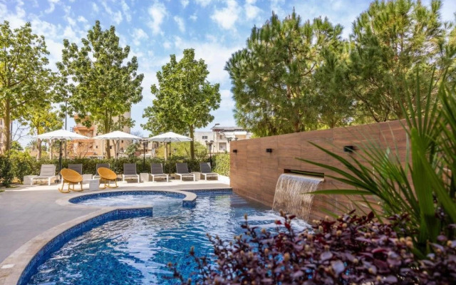 Le Grove Hotel
