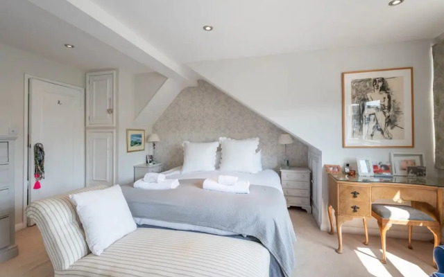 Comforting Clapham Home By The Overground Station