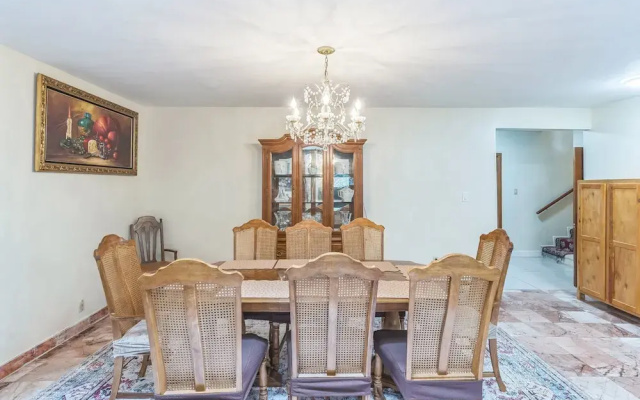Russell House Near Hollywood & Griffith Park 3 Bedroom Home