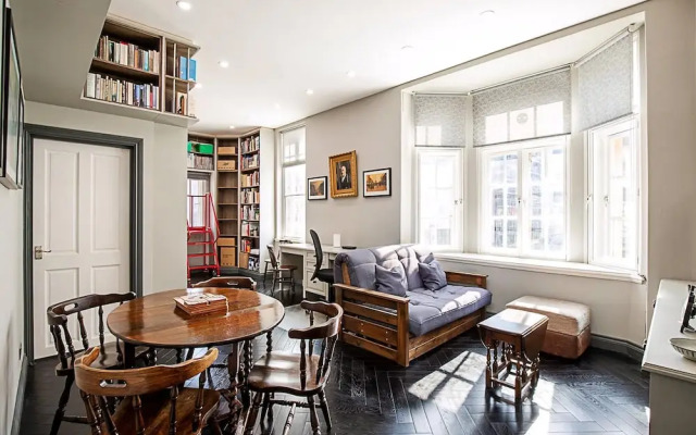 Book Lovers West End Home