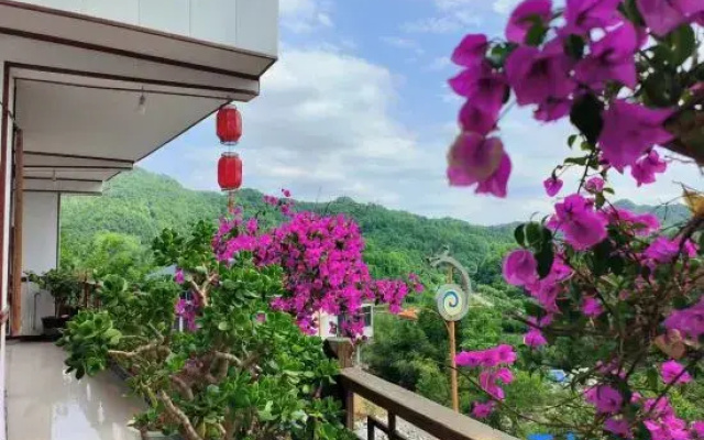 Tenglong Buyi Chinese Inn (Longgong Scenic Area)