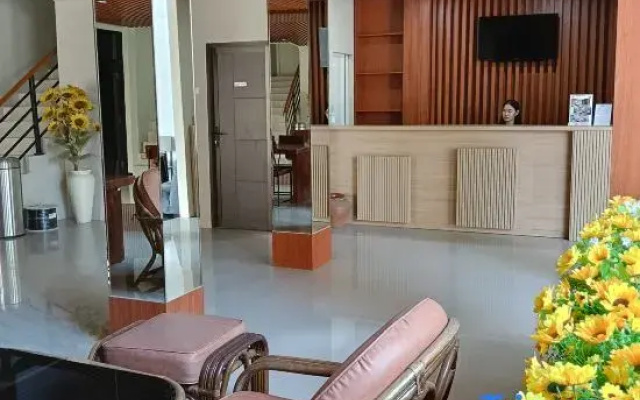 Sunflower Hotel Syariah Near Juanda
