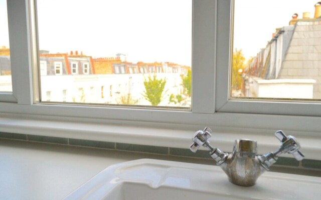 Lovely Top Floor Flat in Leafy Fulham