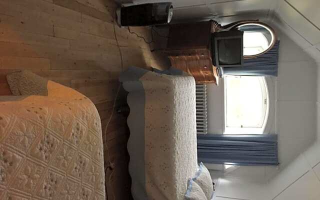 Le Petit Château Montebello B&B