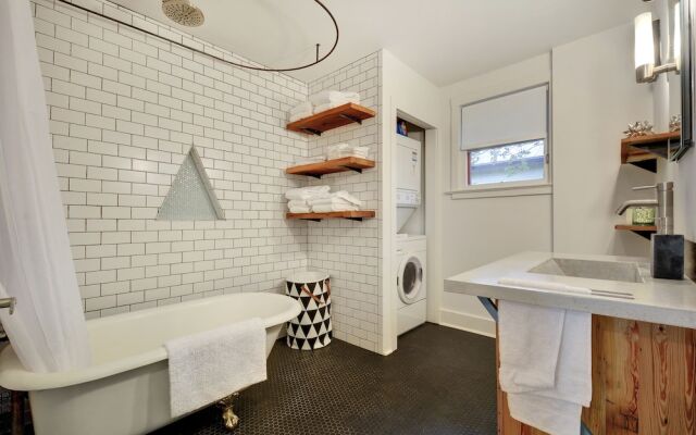 Oak-Shaded House in Bouldin - 2 Br Home
