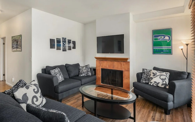 Seattle Vacation Home: The Hawks' Nest
