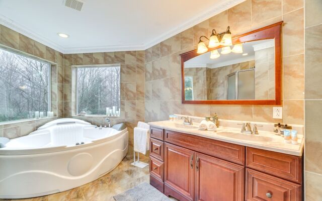 Pet-friendly Tobyhanna Escape Near Hiking & Skiing