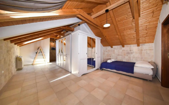 Authentic Stone House Stela & Lea