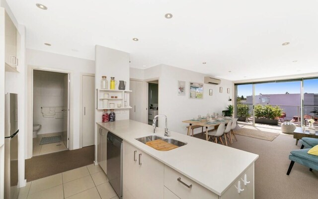 City Central Designer Apartment with Parking