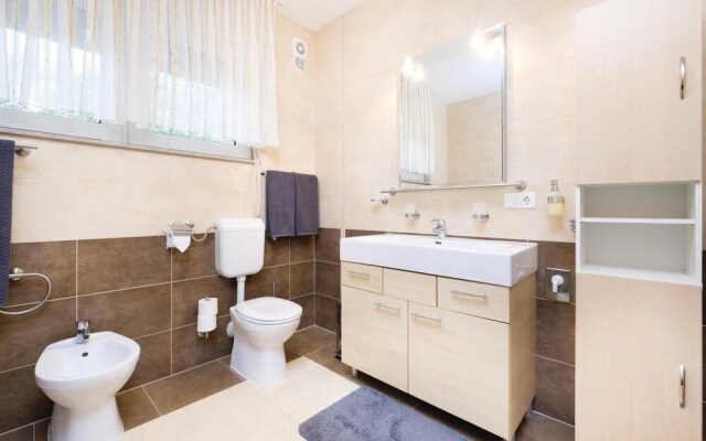 Amazing Home in Zagreb With 4 Bedrooms, Wifi and Jacuzzi