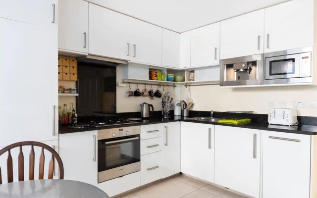 Stylish 2 Bedroom Apartment in the Heart of Shepherds Bush