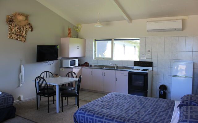Jack & Di's Lakefront Motel