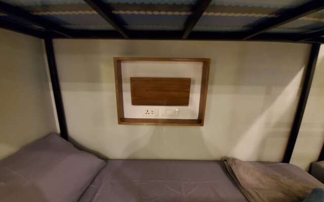 Outpost Hostel - Coron