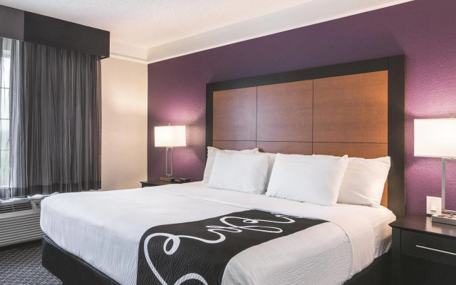 La Quinta Inn & Suites by Wyndham Orlando Airport - Image 6
