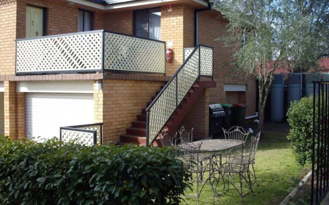 Estelle Kramer Motor Inn