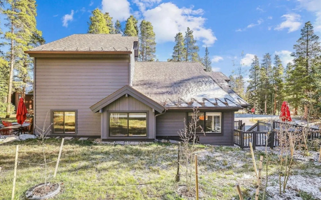 Park Forest  4 Bedroom Home by RedAwning